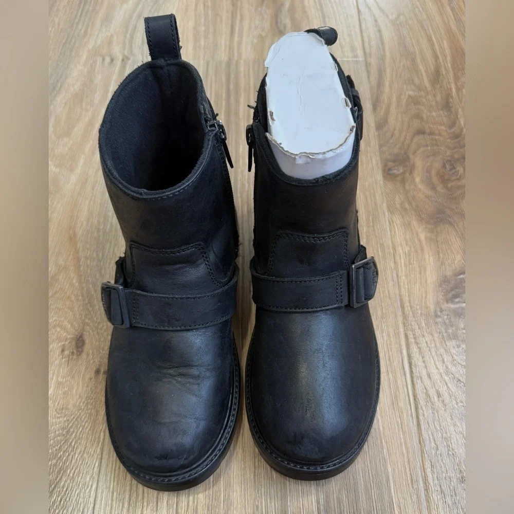 UGG Big Kids Ashton Short Weather Boots Size 2 NWOT
